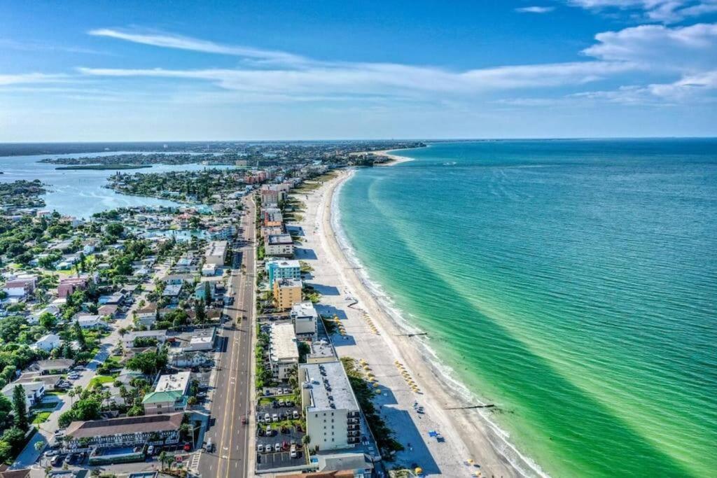 Sunset Beach Suites Of Madeira Beach! Pet Friendly Summer Getaway! Steps To Beach! - Suite 10 Сант Пит Бич Экстерьер фото