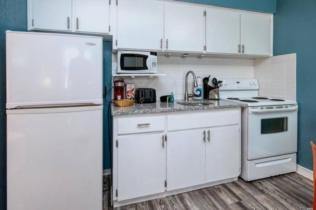 Sunset Beach Suites Of Madeira Beach! Pet Friendly Summer Getaway! Steps To Beach! - Suite 10 Сант Пит Бич Экстерьер фото